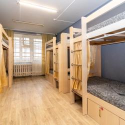 Кровать в 8-местном общем номере