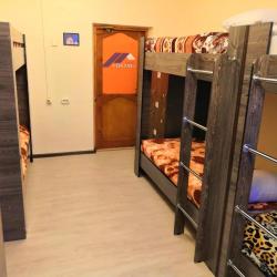 Кровать в общей мужской комнате с 10 двухъярусными кроватями