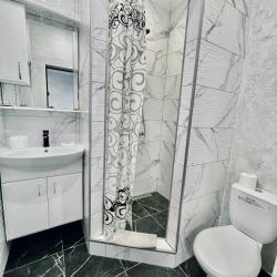 Номер комфорт с 1 односпальной и 1 двуспальной кроватью