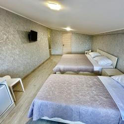 3-местная комната стандарт с 1 двуспальной и 1 односпальной кроватями (мансарда)