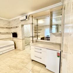 Номер люкс с 1 односпальной и 1 двуспальной кроватью