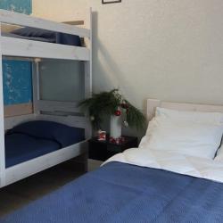 Комната полулюкс с 1 двуспальной кроватью и 1 двухъярусной кроватью