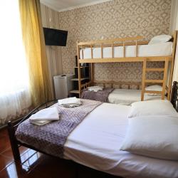 Комната стандарт с 1 двуспальной кроватью и 1 двухъярусной кроватью