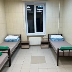 Кровать в 3-местном общем номере. Удобства на этаже