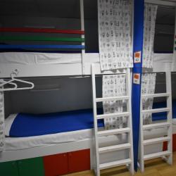 Кровать в общем женском номере с 3-мя двухъярусными кроватями