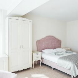 Номер студия с 1 двуспальной кроватью White