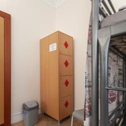Кровать в мужском номере с двумя односпальными и одной двухъярусной кроватями (удобства на этаже)