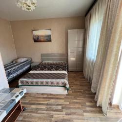Комната стандарт с 1 односпальной и 1 двуспальной кроватью с балконом