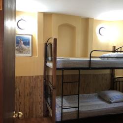 Номер стандарт с 1 двухъярусной и 1 двуспальной кроватью