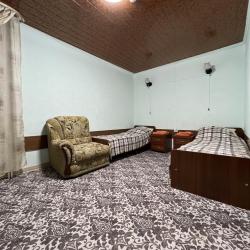Номер стандарт эконом с 2 односпальными кроватями и балконом (удобства общие)