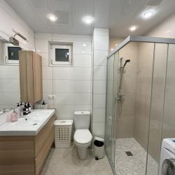 Коттедж улучшенный с 2 односпальными и 1 двуспальной кроватью
