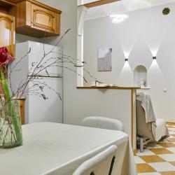 Фото Отель FlatStay Некрасова 60 | Большая 3шка в красивом доме с историей. С эркером, камином, высокими потолками и балконом