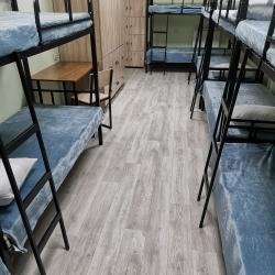 Кровать в 12-местном общем женском номере Сарма