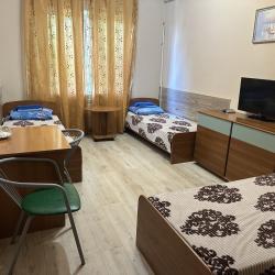 Номер стандарт комфорт с 1 односпальной и 1 двуспальной кроватью