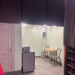 Кровать в номере студия