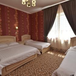 Комната полулюкс с 2 односпальными и 1 двуспальной кроватью