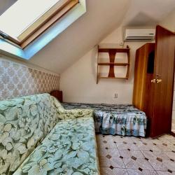Комната эконом с 1 односпальной кроватью и диваном (мансарда)