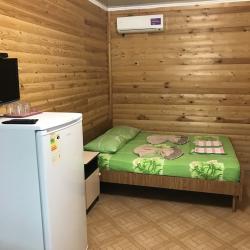 Комната эконом с 2 односпальными и 1 двуспальной кроватью