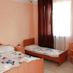 Номер стандарт с 1 односпальной и 1 двуспальной кроватью с балконом