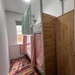 Кровать в 2-местном общем женском номере (удобства на этаже)