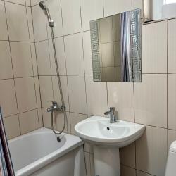 Комната стандарт с 1 односпальной и 1 двуспальной кроватью с балконом