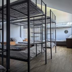 Кровать в 10-местном общем номере