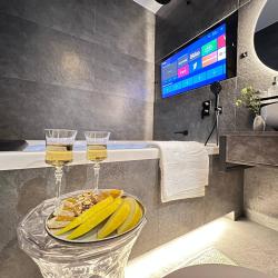 Апартаменты люкс МИНИ-БАССЕЙН С TV НА ДВОИХ И ВИД НА РЕКУ!