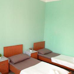 Номер эконом с 3 односпальными кроватями с балконом.