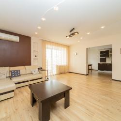 Фото Отель Бoльшая 3-x комнaтнaя кваpтира в центре города