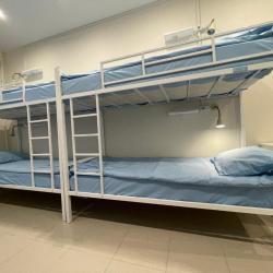 Кровать в 8-местном общем номере