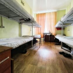 Кровать в 8-местном общем мужском номере
