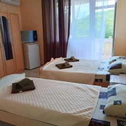 Номер стандарт с 1 односпальной и 1 двуспальной кроватью с балконом