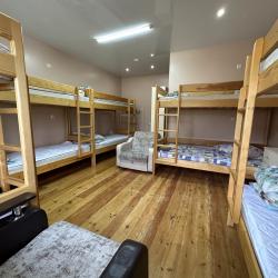 Кровать в 10-местном общем номере