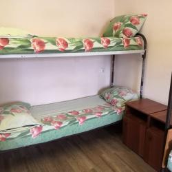 Кровать в 12-местном общем мужском номере (общие удобства)