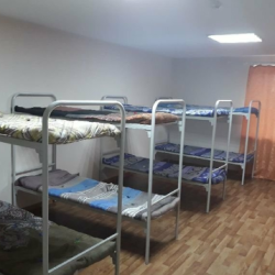 Кровать в 9-местном общем номере