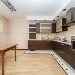 Фото Отель Бoльшая 3-x комнaтнaя кваpтира в центре города