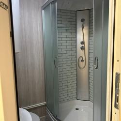 Номер улучшенный с 1 двуспальной кроватью и 1 двухъярусной кроватью