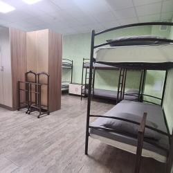 Кровать в 10-местном общем номере