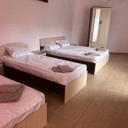 Комната стандарт с 3 односпальными и 1 двуспальной кроватью