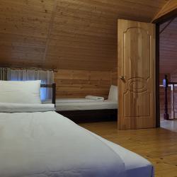 2-комнатный коттедж премиум с 3 односпальными и 1 двуспальной кроватью (мансарда)