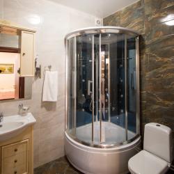 Номер полулюкс комфорт с 1 двуспальной кроватью