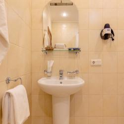 Номер семейный комфорт с кроватью queen size Queen size, диваном, гидромассажной ванной и угловым видом на Владимирский собор