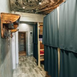 Кровать в 10-местном общем мужском номере