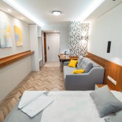 Номер стандарт улучшенный с 2 односпальными кроватями и диваном