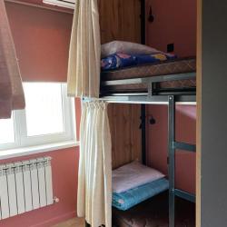 Кровать в женском номере c 2 двухъярусными кроватями (удобства на этаже)