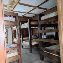 Кровать в 8-местной женской комнате