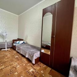 Комната эконом с 2 односпальными и 1 двуспальной кроватью