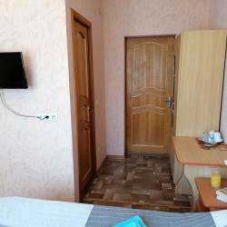 Комната стандарт с 1 односпальной и 1 двуспальной кроватью