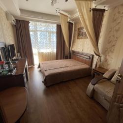 Комната полулюкс с 1 двуспальной кроватью и креслом