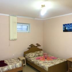 Комната стандарт с 3 односпальными и 1 двуспальной кроватью (цокольный этаж)